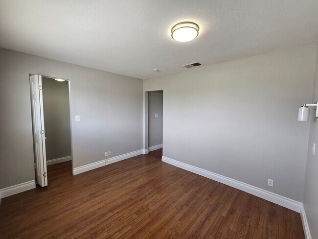 Building Photo - 560 Greenbriar Townhouse Way