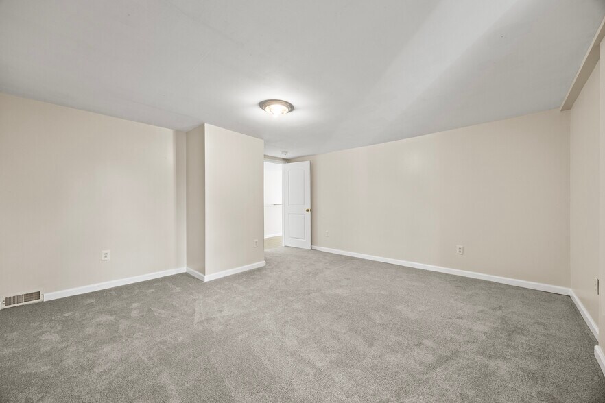 Building Photo - 16 School St