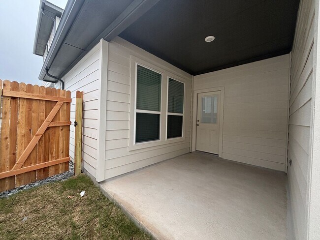 Building Photo - Want luxury living in the Far West ...Look no further...Amanda Park is it!