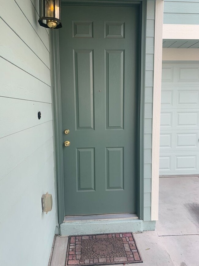 Building Photo - Cozy Two Bed Home