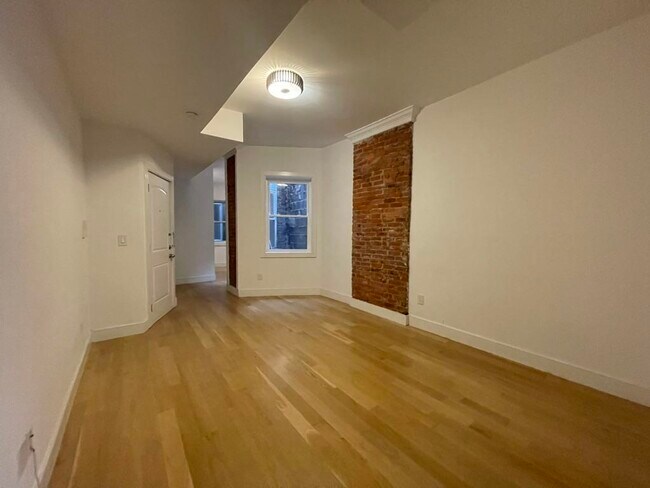 Building Photo - 492 Broadway