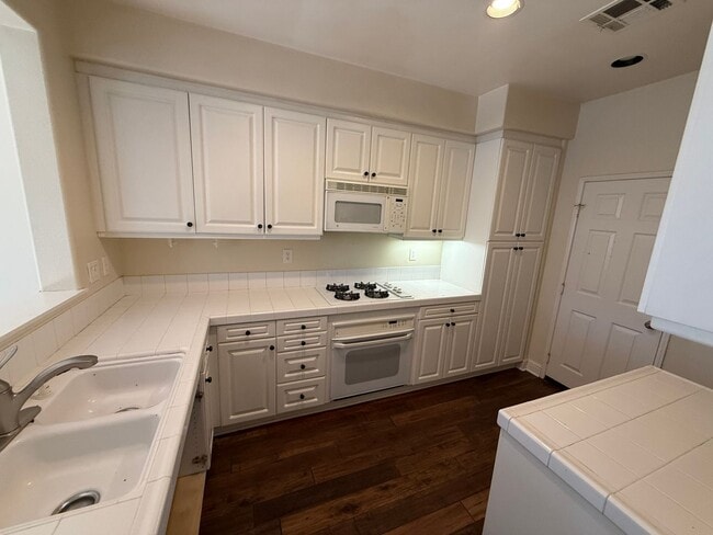 Building Photo - Cute Townhome near Camarillo High School