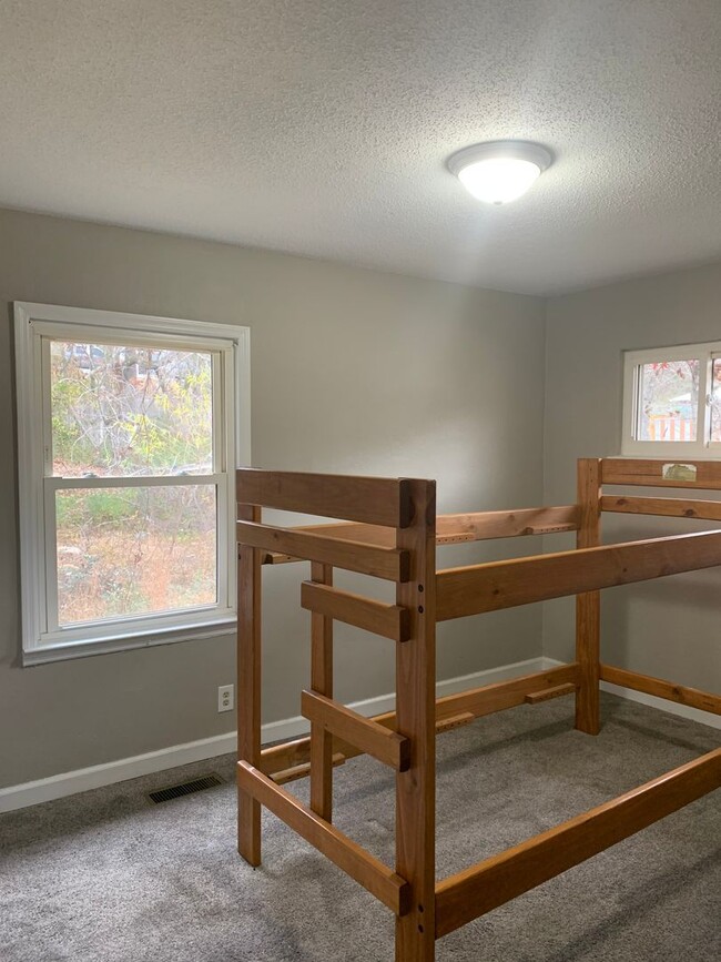 Building Photo - 3 Bedroom Home in Hixson