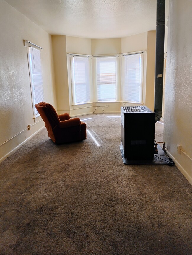 Building Photo - 416 N Kinsley Ave