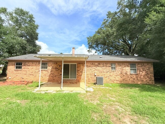 Building Photo - Charming 3-Bedroom - Pace