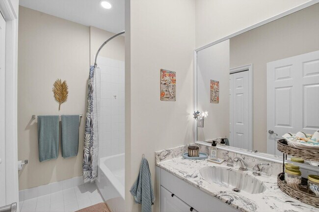 Building Photo - 320 Via Villagio