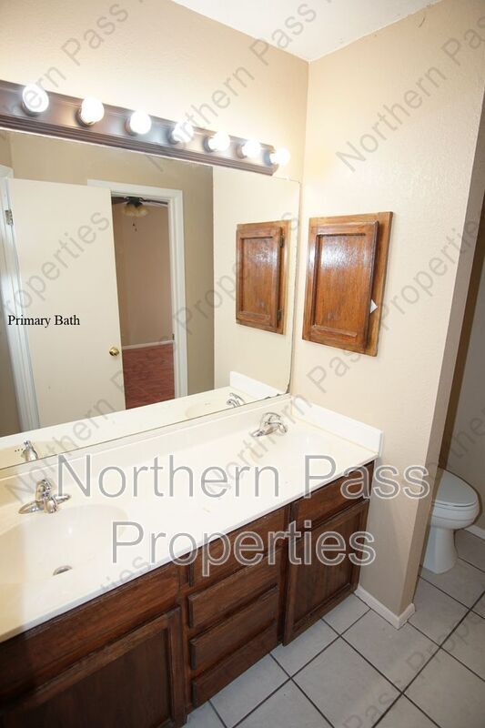 Building Photo - 637 Woodcrest Ln