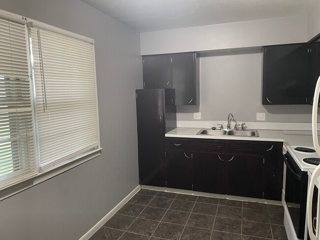 Building Photo - Blondo Street