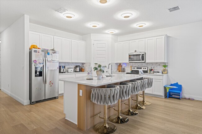 Building Photo - 8906 Dahlia Cir