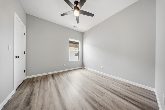 Building Photo - 870 s Orchard Way