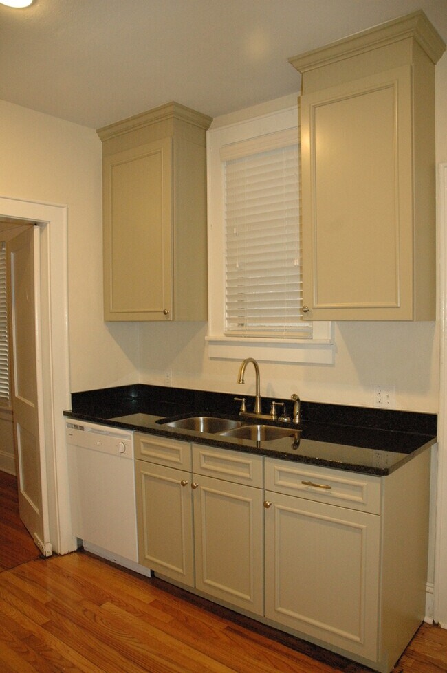 Building Photo - Perfect 3 Bedroom, 2 Bathroom House -- Walk to UF!