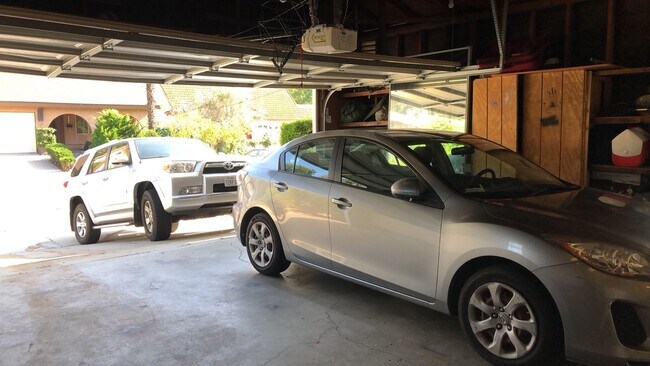 Building Photo - Rarely Available Private 5 Bed 3 Bath House w/ 2 Masters