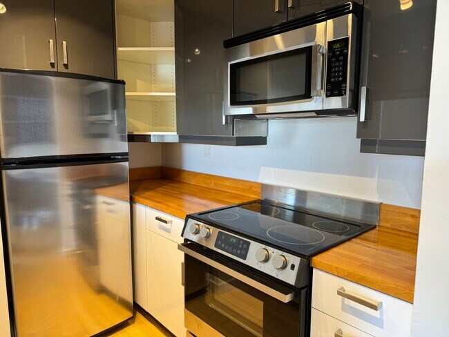 Building Photo - 1440 Veteran Ave