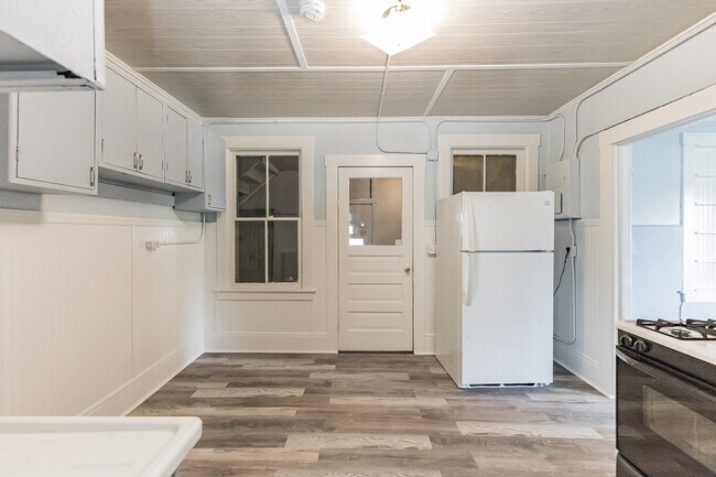 Building Photo - 448 Delaware Ave