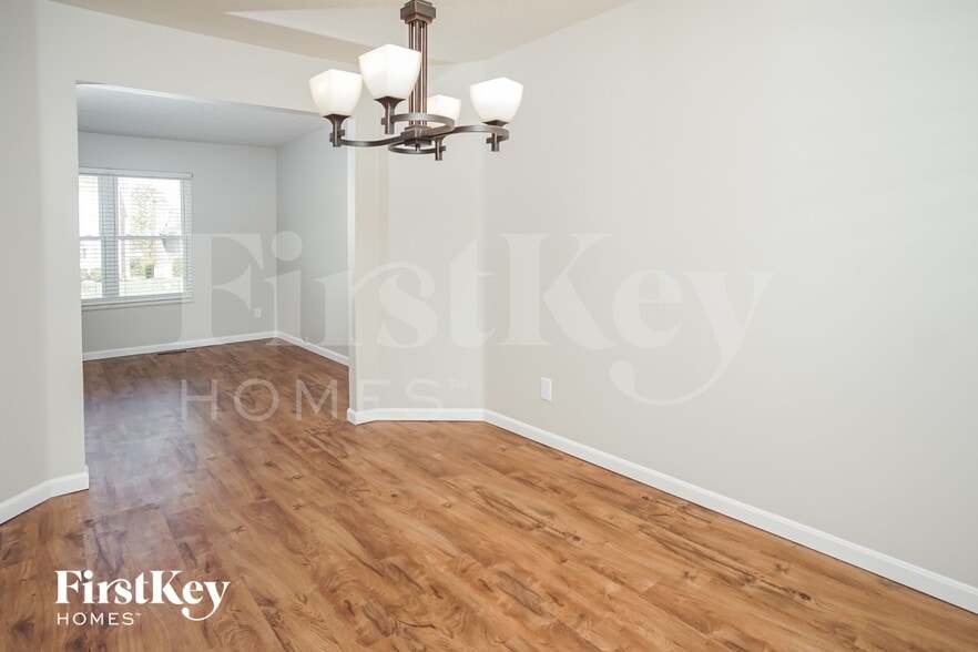 Building Photo - 935 Saffron Ln