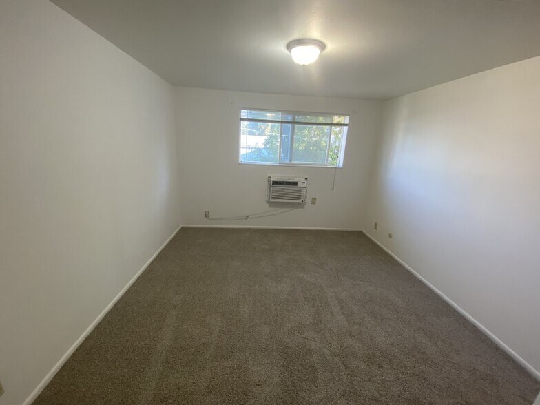 Building Photo - 560 S 1200 E
