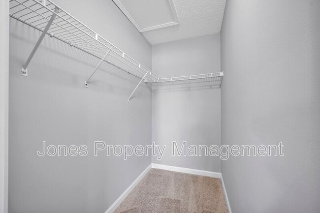 Building Photo - 301 Country Club Dr NE