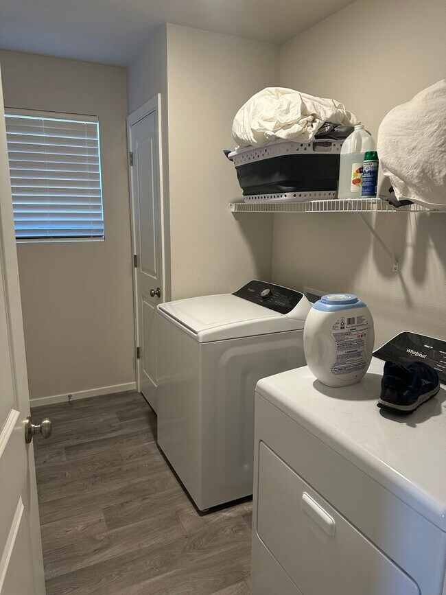 Building Photo - Pet friendly 4 bedroom 2.5 bath house!