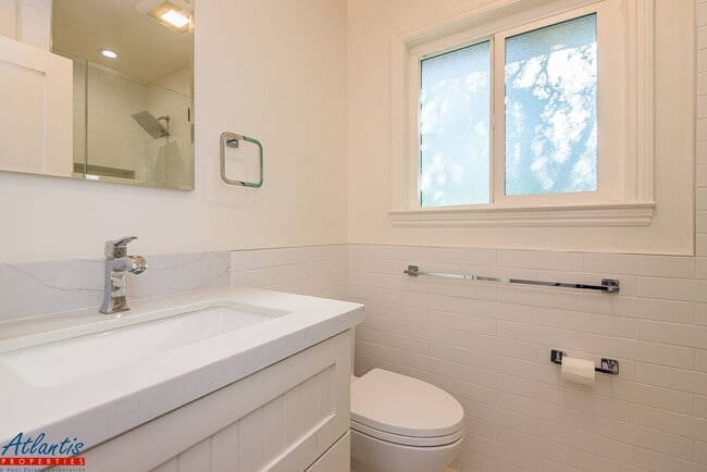 Building Photo - Gorgeous Home | Remodeled | Desirable Location