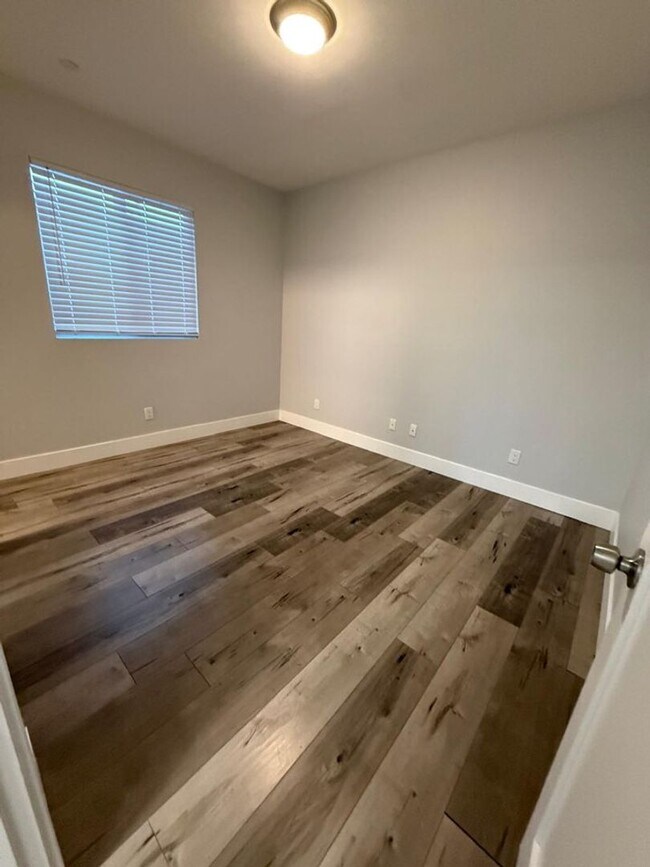 Building Photo - 85(221)