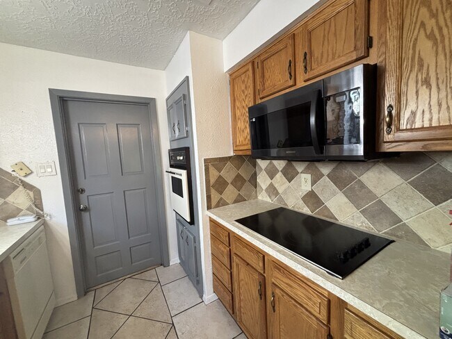 Building Photo - 9515 Water Park Ct