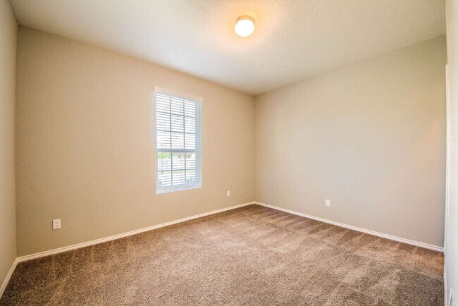 Building Photo - BEAUTIFUL HOME OFFERING 50% OFF 1ST MONTH'S RENT!!