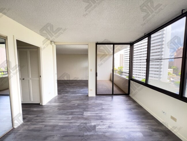 Building Photo - 2 bedroom, 2 bathroom 2 parking at Lakecrest