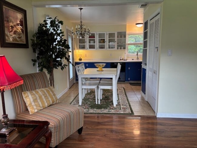 Building Photo - Knoxville 37921 - 3 bedroom, 1 Bath Upstairs Unit,  - Contact Troy Adams (865) 233-6949