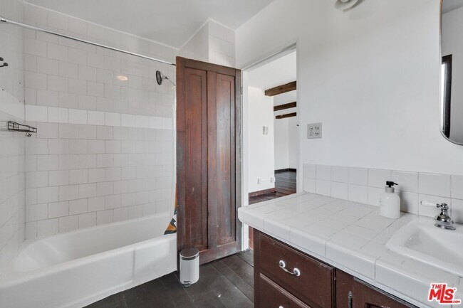 Building Photo - 1570 Sanborn Ave