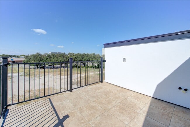 Building Photo - 2928 El Fenice Ln