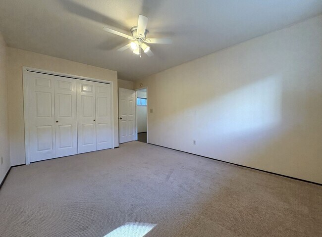 Building Photo - Spacious 3BD/2BA Redwood City Home | Two L...