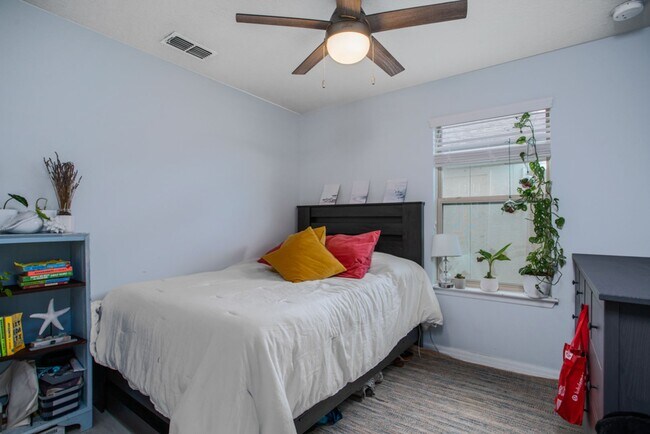 Building Photo - AWESOME 4 BDRM HOME IN GATED LEGACY PARK!