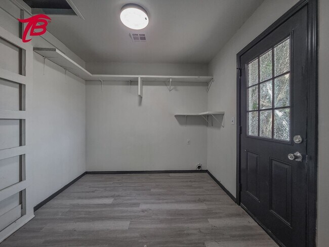 Building Photo - Charming 4-Bedroom Home with Spacious Yard
