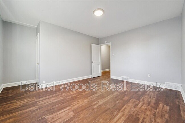 Building Photo - 926 Booth St