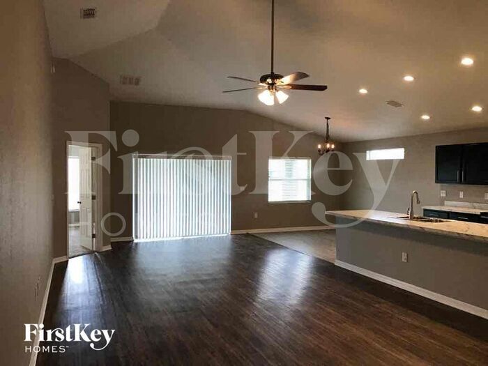 Building Photo - 2600 Sanderling St