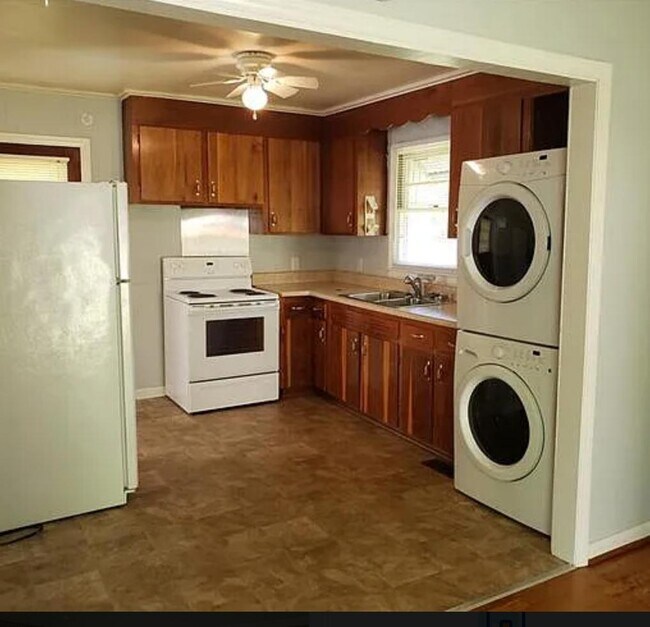 Building Photo - 215 Dixon Cir