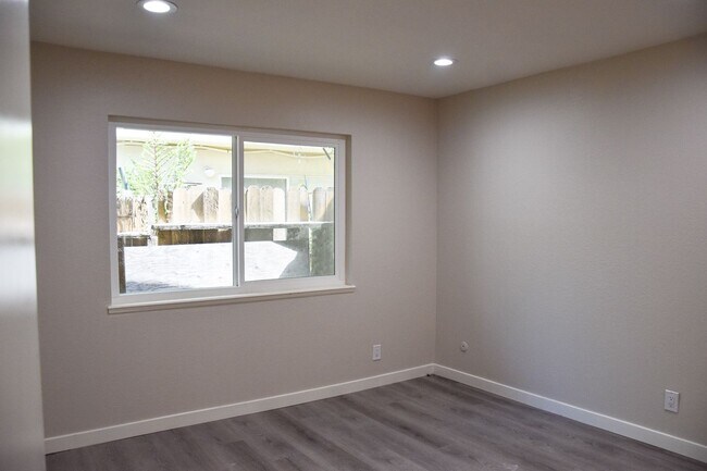 Building Photo - Olive (815) North