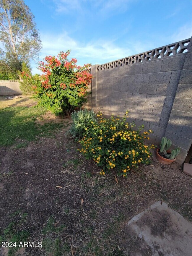 Building Photo - 1341 W Shannon St