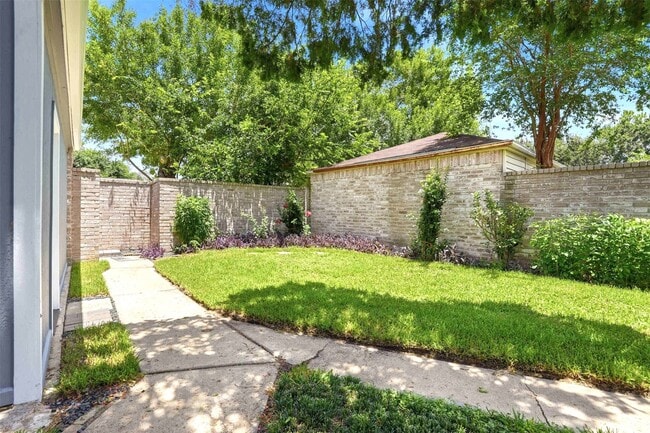 Building Photo - 16007 Ridgegreen Dr