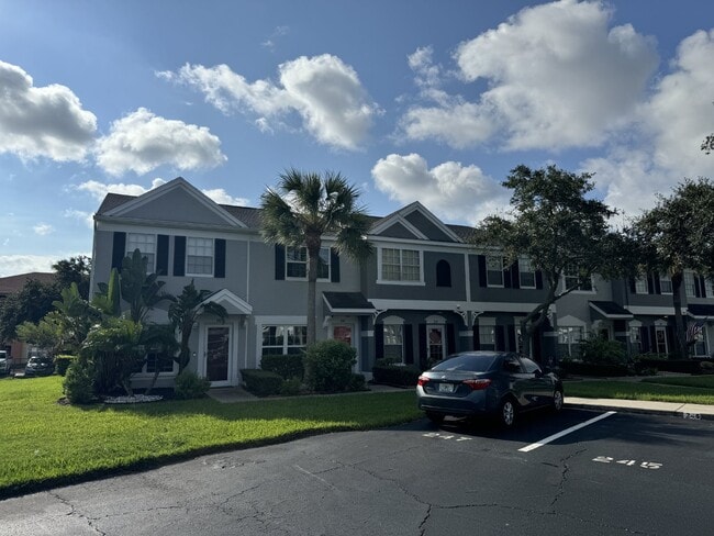 Building Photo - "Charming 2-Bed Home"