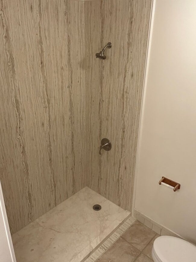 Building Photo - 3 Bedroom 1 Bathroom