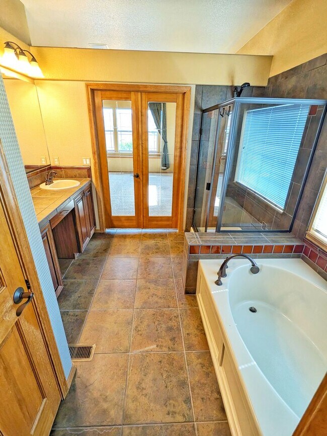 Building Photo - Gorgeous 5b 3b Single Family Home w/ a View
