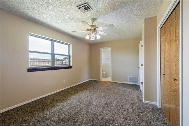 Building Photo - 2102 Canary Ave