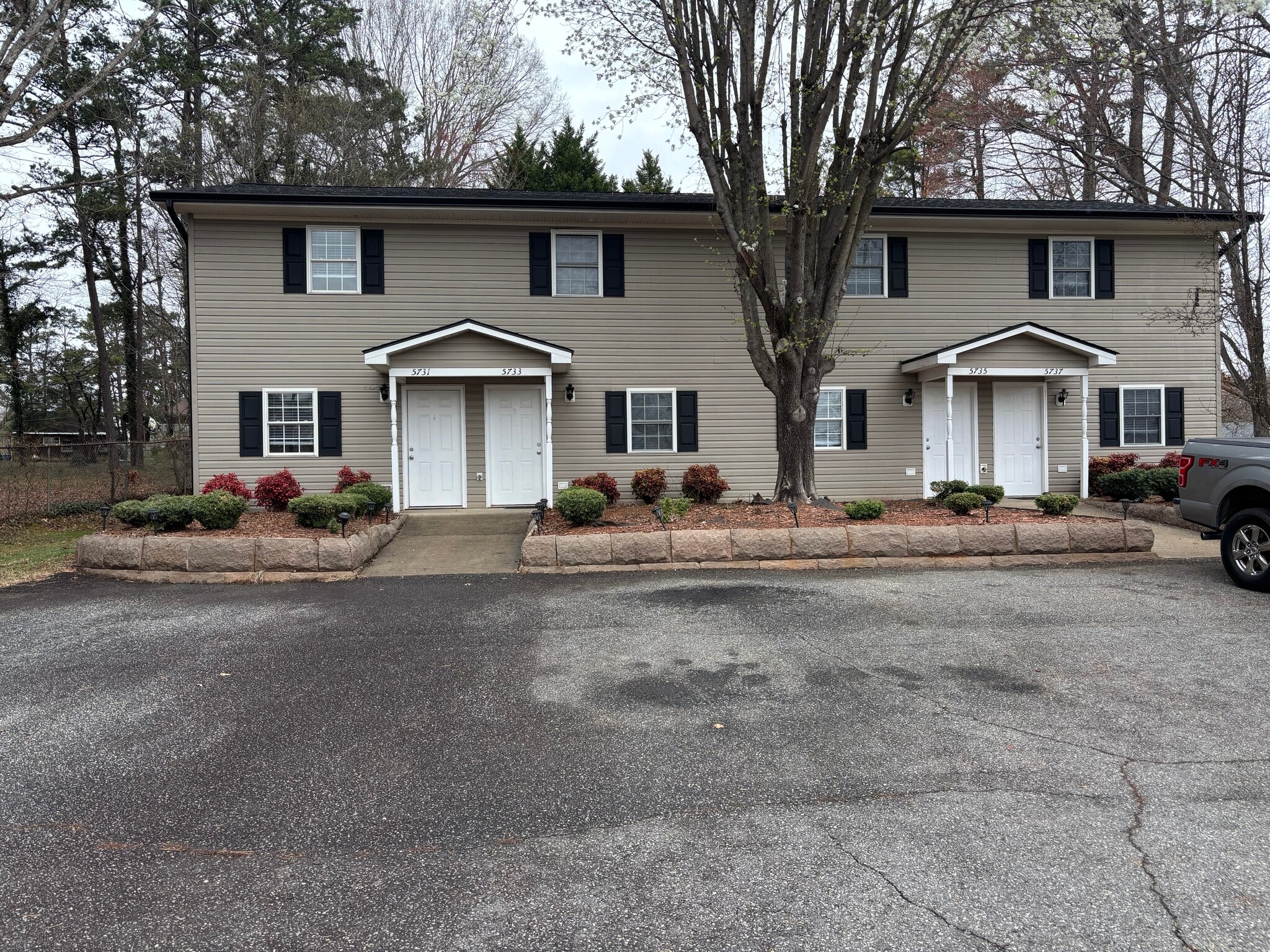 Building Photo - 5731 SW Acres Dr