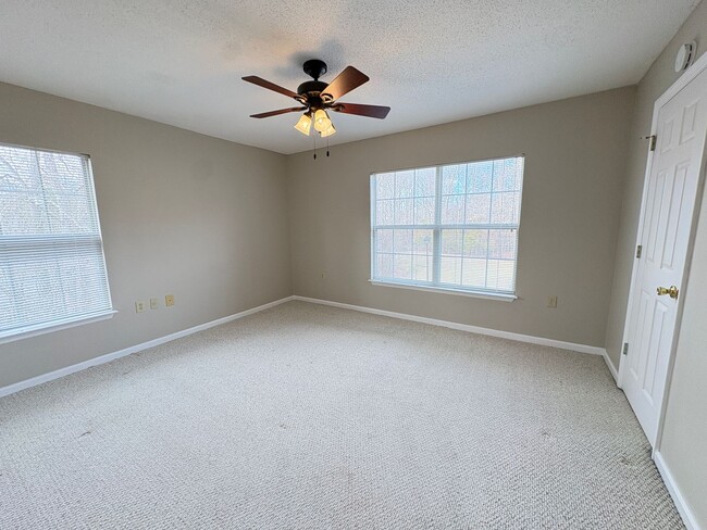 Building Photo - 2 Bedroom, 2 Bathroom Condo in High Point!