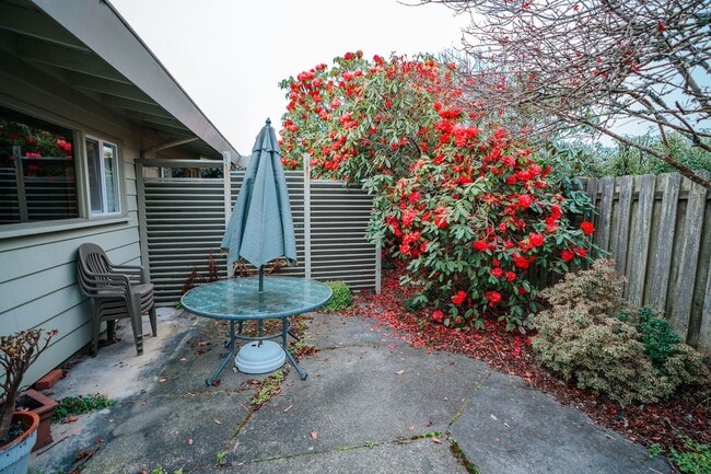 Building Photo - Spacious and inviting 4-bedroom, 2-bathroom single-family home