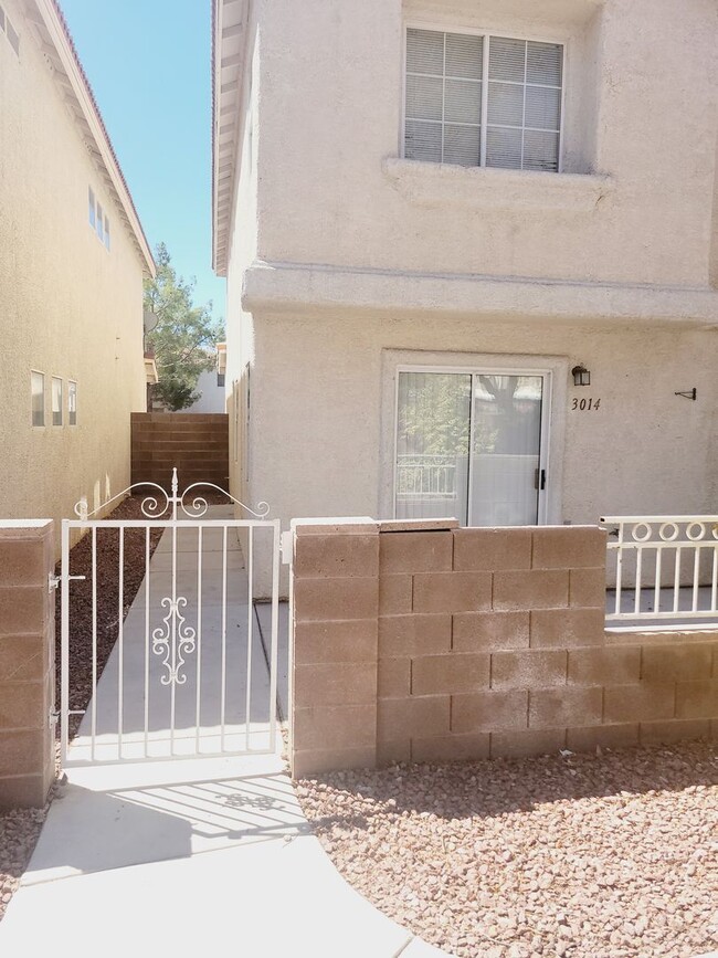 Building Photo - Townhouse with 2 Car Garage in NLV