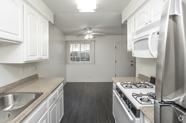 1BR, 1BA - 630SF - Kitchen/Dining Room - Leeward Apartments