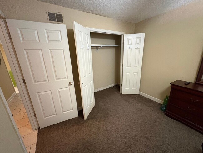 Building Photo - Furnished 2 Bedroom 1 Bath Apartment Close to Campus!