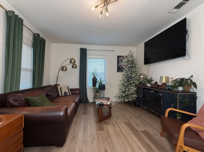 Building Photo - 504 W Gandy St